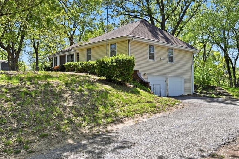 10407 Crooked Rd, Kansas City, MO 64152