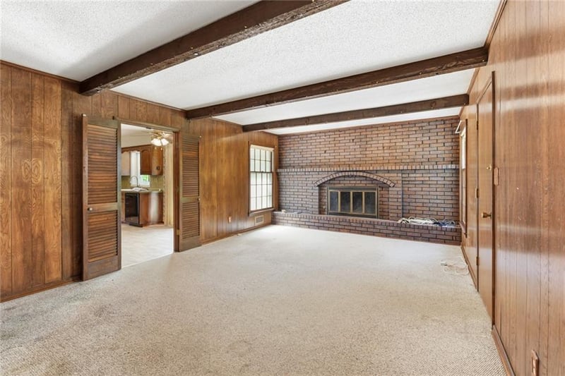 10407 Crooked Rd, Kansas City, MO 64152