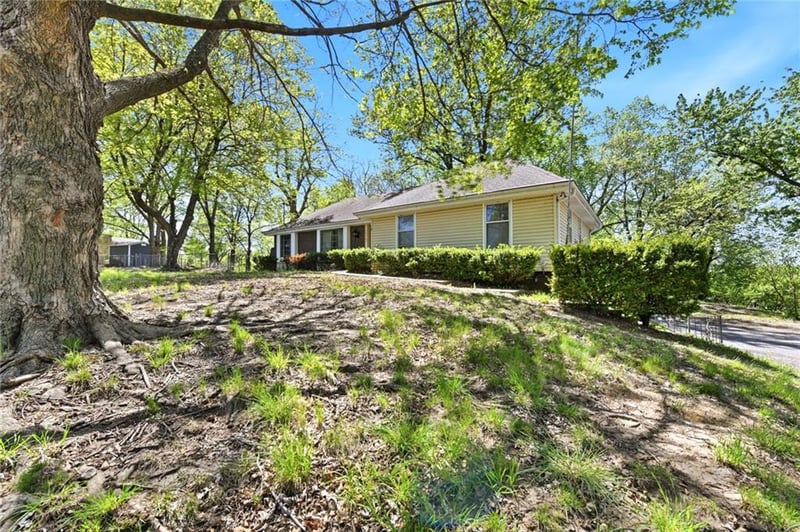 10407 Crooked Rd, Kansas City, MO 64152