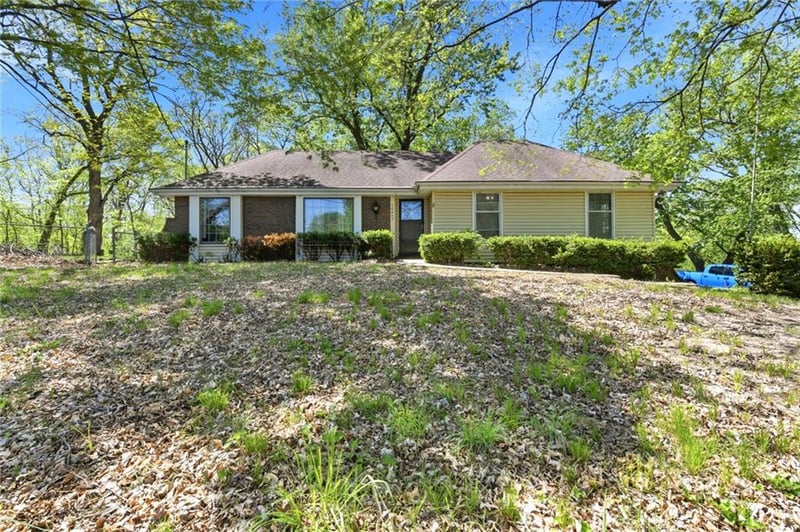 10407 Crooked Rd, Kansas City, MO 64152