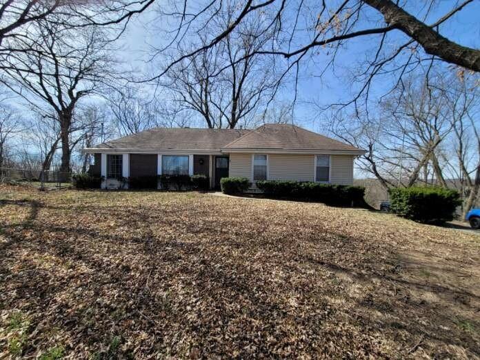 10407 Crooked Rd, Parkville, MO 64152