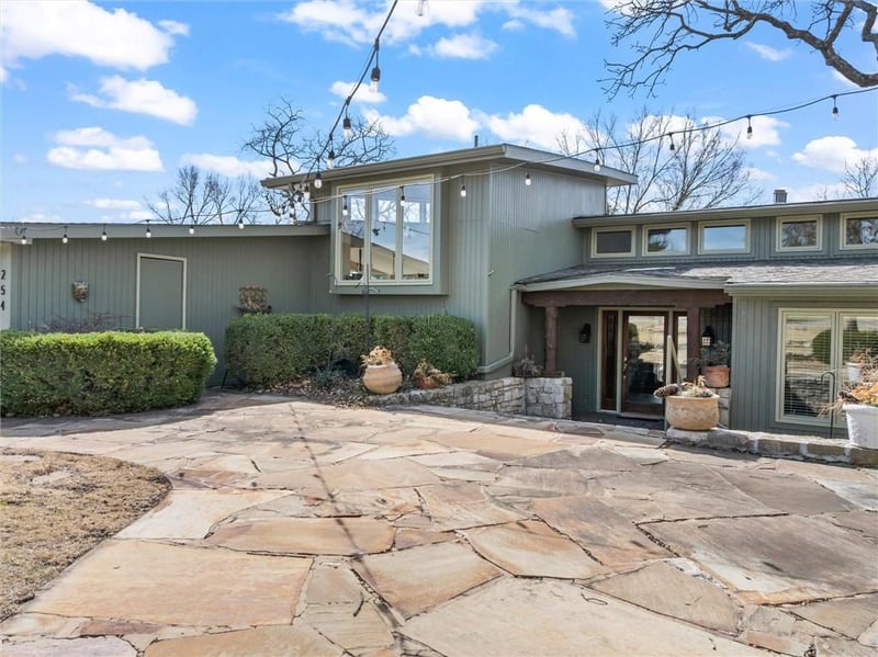 254 Arapahoe Cir, Lake Quivira, KS 66217