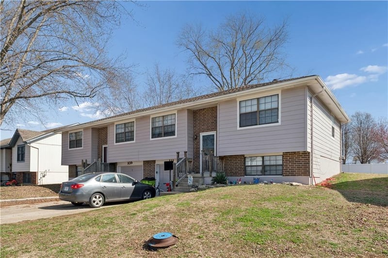 109-111 Brookridge Dr, Harrisonville, MO 64701