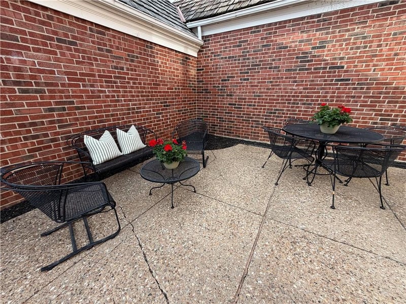 31 Compton Ct, Prairie Village, KS 66208