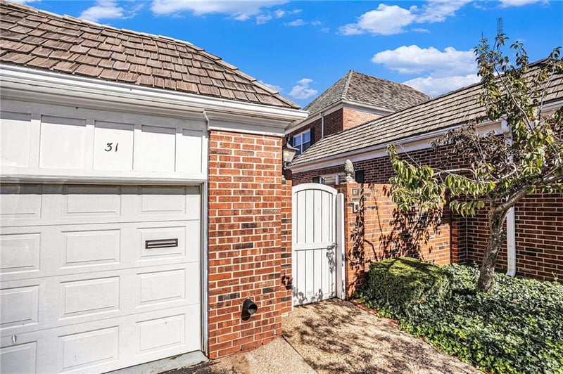 31 Compton Ct, Prairie Village, KS 66208