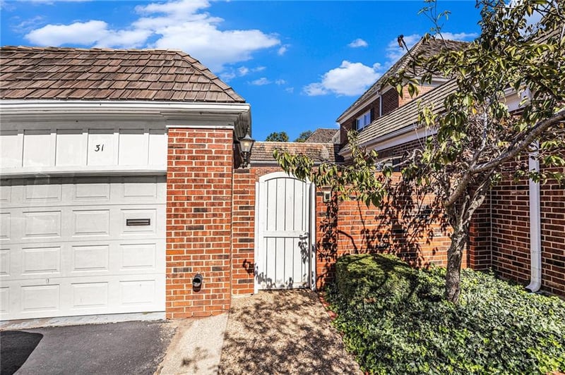 31 Compton Ct, Prairie Village, KS 66208