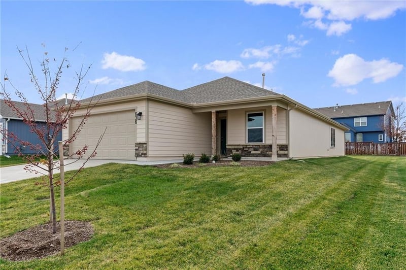 476 Rock Creek Dr, Tonganoxie, KS 66086
