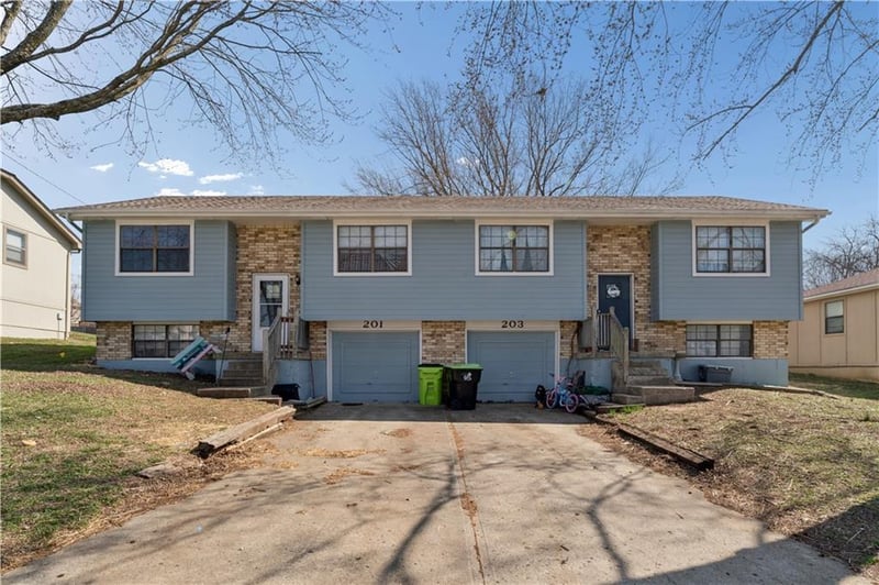 201-203 Brookridge Dr, Harrisonville, MO 64701