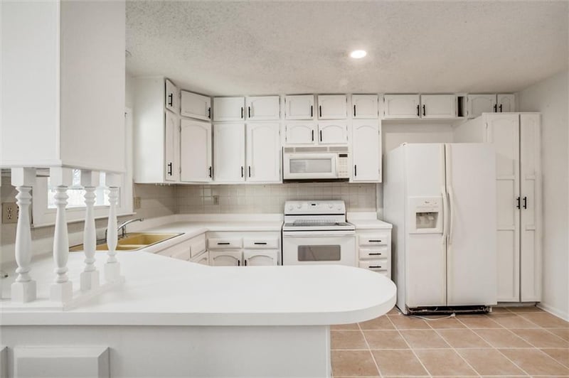 10106 Mirror Lake Dr, Kansas City, MO 64152