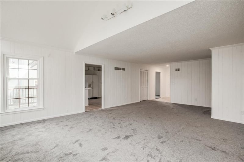 10106 Mirror Lake Dr, Kansas City, MO 64152