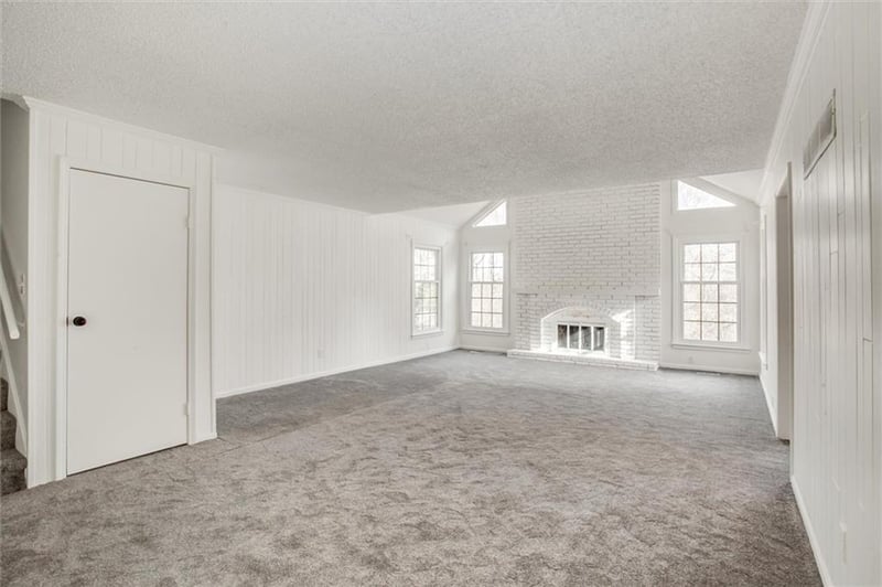 10106 Mirror Lake Dr, Kansas City, MO 64152
