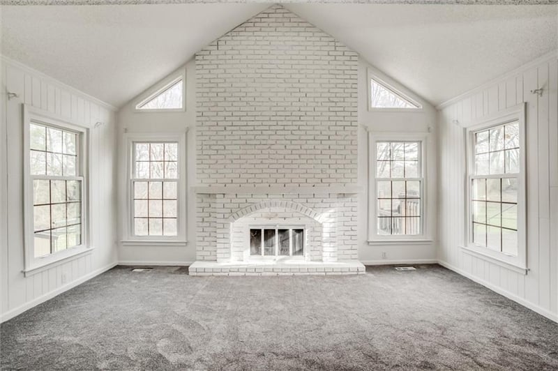 10106 Mirror Lake Dr, Kansas City, MO 64152