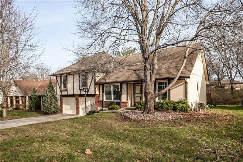 10106 Mirror Lake Dr, Kansas City, MO 64152