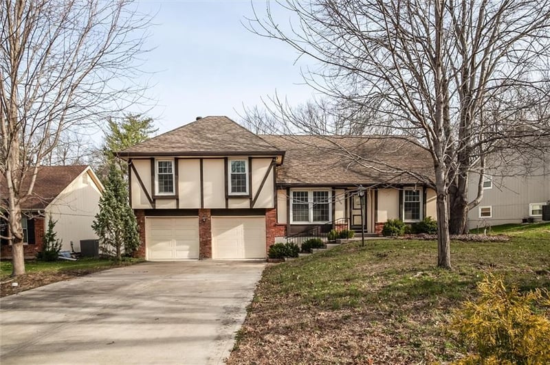 10106 Mirror Lake Dr, Kansas City, MO 64152