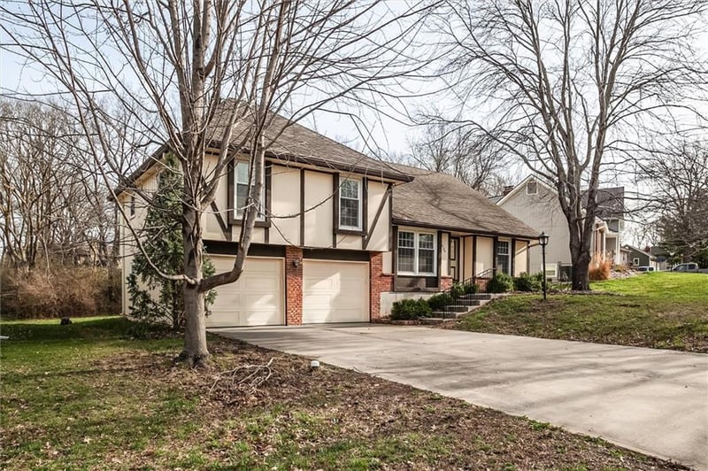 10106 Mirror Lake Dr, Kansas City, MO 64152