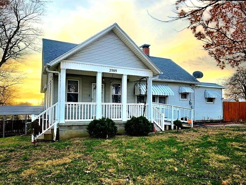 2909 Leonard Rd, St Joseph, MO 64503