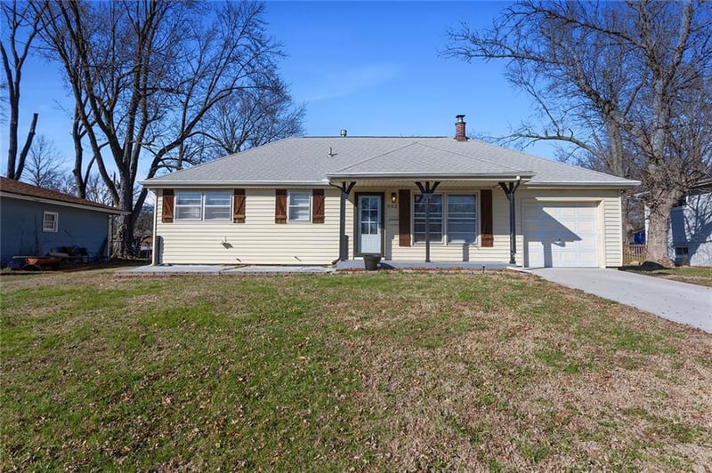 902 Lea Dr, Lee's Summit, MO 64081