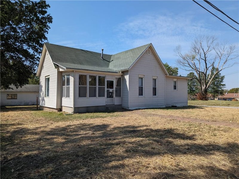 709 Benton St, Windsor, MO 65360