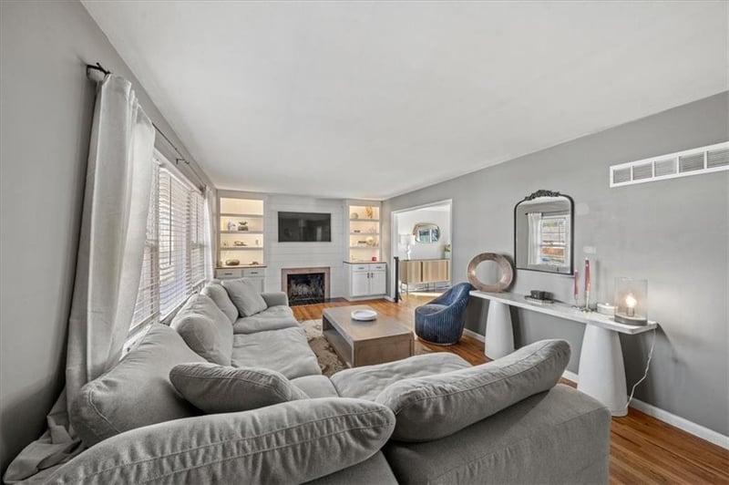 8343 Travis Ln, Overland Park, KS 66212