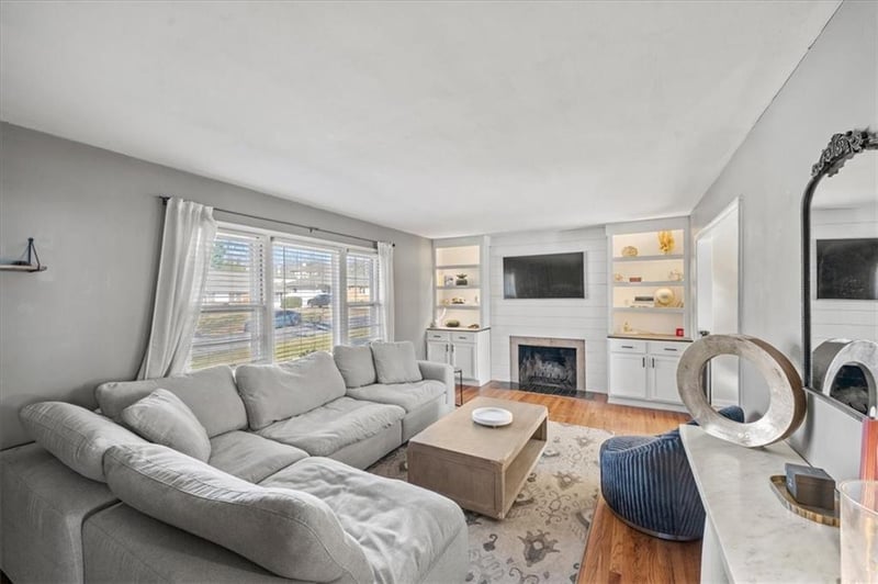 8343 Travis Ln, Overland Park, KS 66212