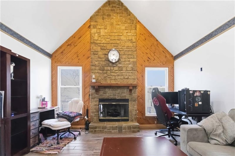 5714 Creekview Dr, Parkville, MO 64152