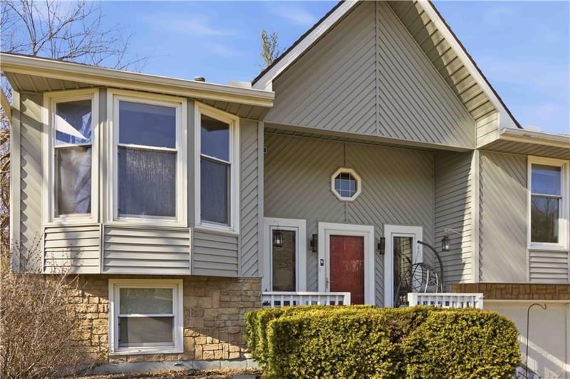 5714 Creekview Dr, Parkville, MO 64152