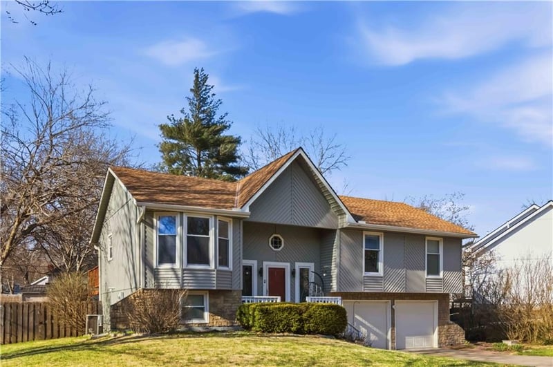 5714 Creekview Dr, Parkville, MO 64152