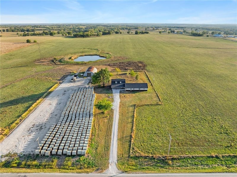 9393 State Route 52 Hw, Amoret, MO 64722