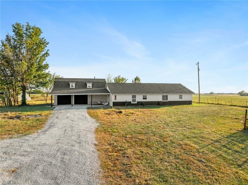 9393 State Route 52 Hw, Amoret, MO 64722