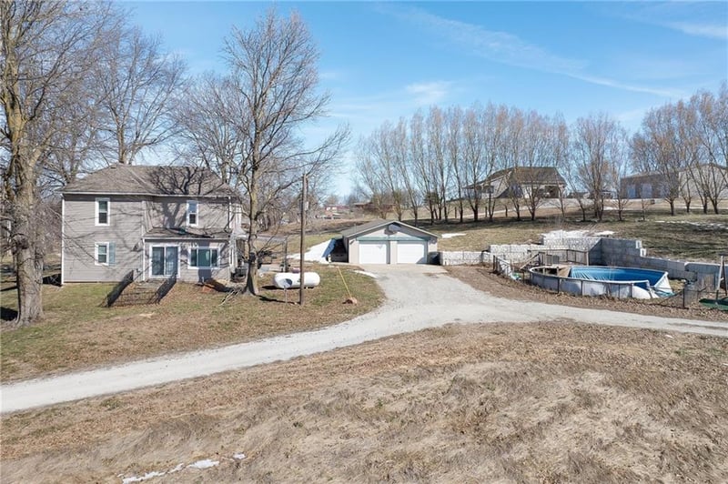 9133 40th Rd, St Joseph, MO 64507