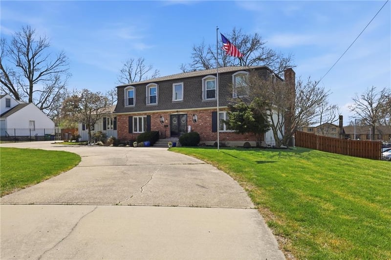 4950 Parish Dr, Roeland Park, KS 66205