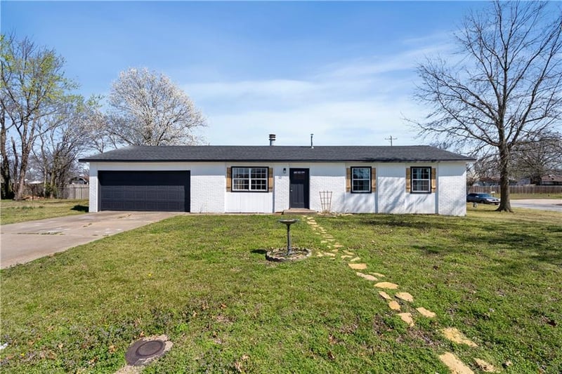 401 Edgewood Dr, Coffeyville, KS 67337
