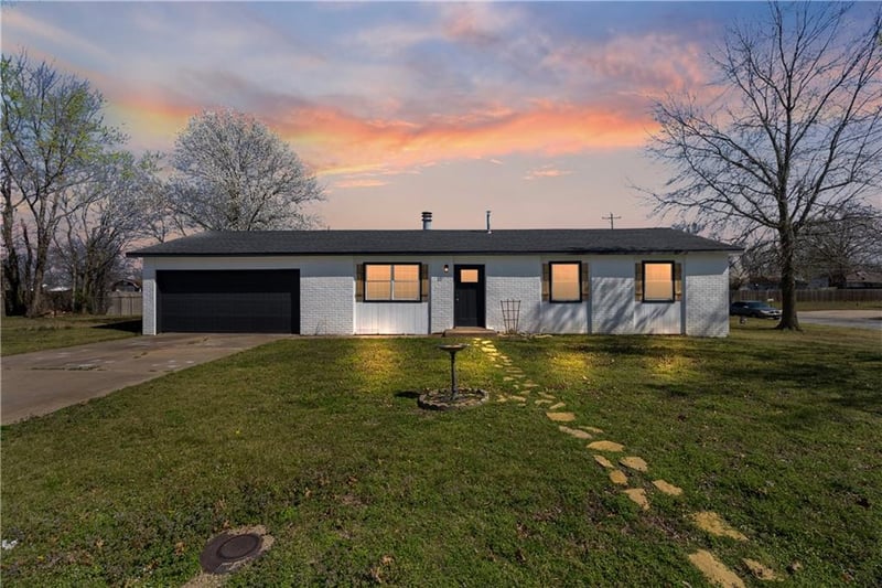401 Edgewood Dr, Coffeyville, KS 67337