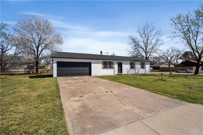 401 Edgewood Dr, Coffeyville, KS 67337