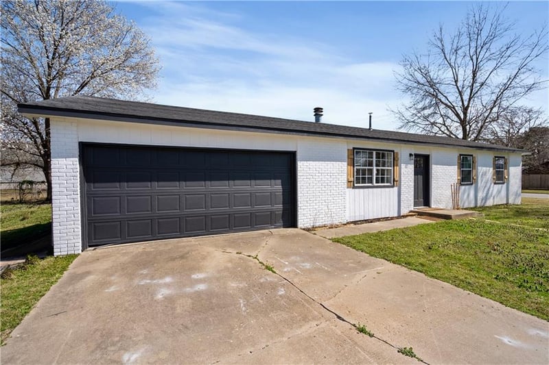 401 Edgewood Dr, Coffeyville, KS 67337