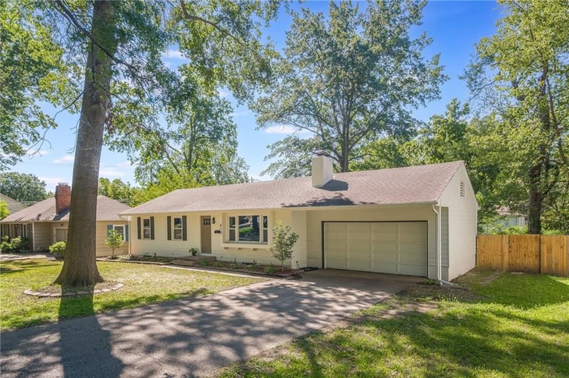 619 109th St, Kansas City, MO 64131