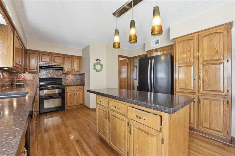 15821 Horton Ct, Overland Park, KS 66223