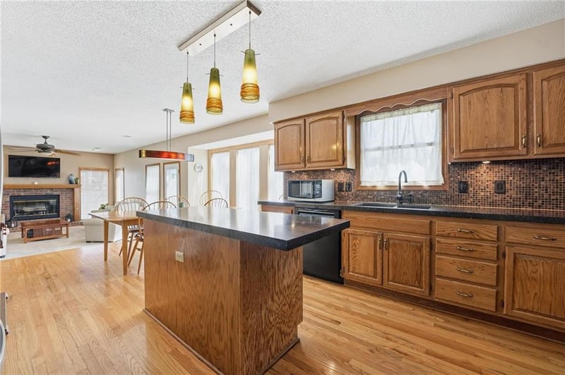 15821 Horton Ct, Overland Park, KS 66223