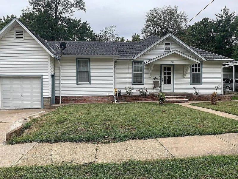 2306 Circle Dr, St Joseph, MO 64505