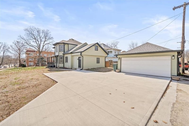 2721 Faraon St, St Joseph, MO 64501