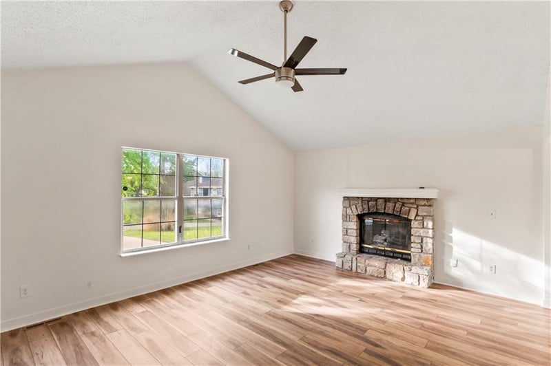 318 Bent Tree Dr, Blue Springs, MO 64014