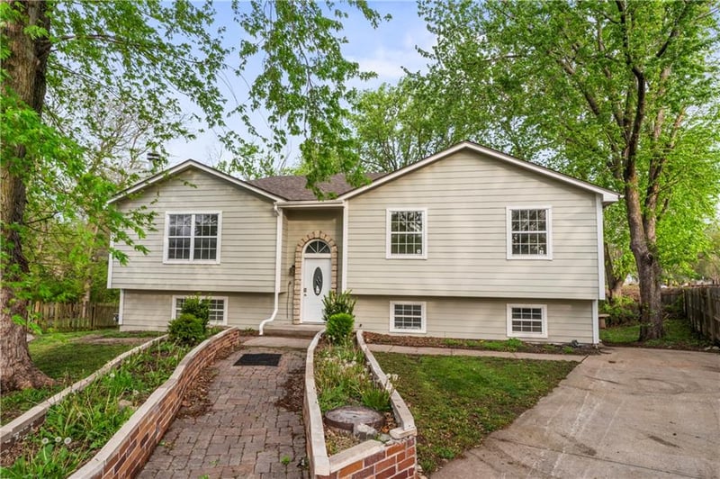 318 Bent Tree Dr, Blue Springs, MO 64014