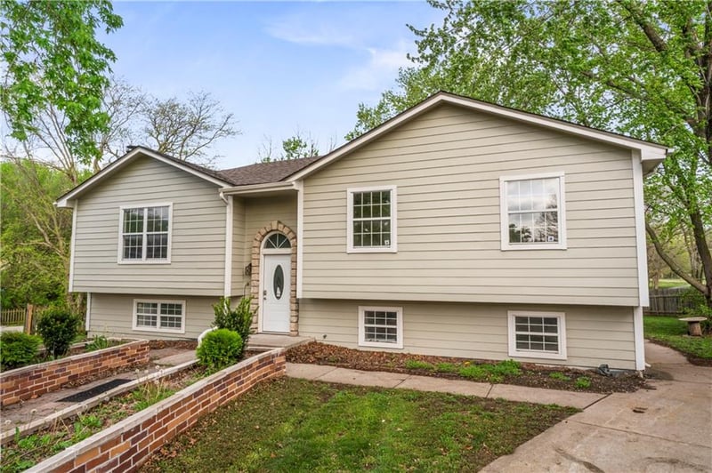 318 Bent Tree Dr, Blue Springs, MO 64014