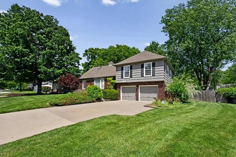 9249 Switzer St, Overland Park, KS 66214