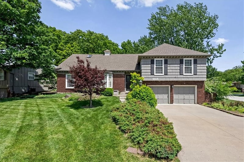 9249 Switzer St, Overland Park, KS 66214