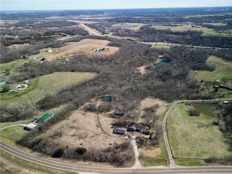 19209 Santa Fe Trl, Leavenworth, KS 66048