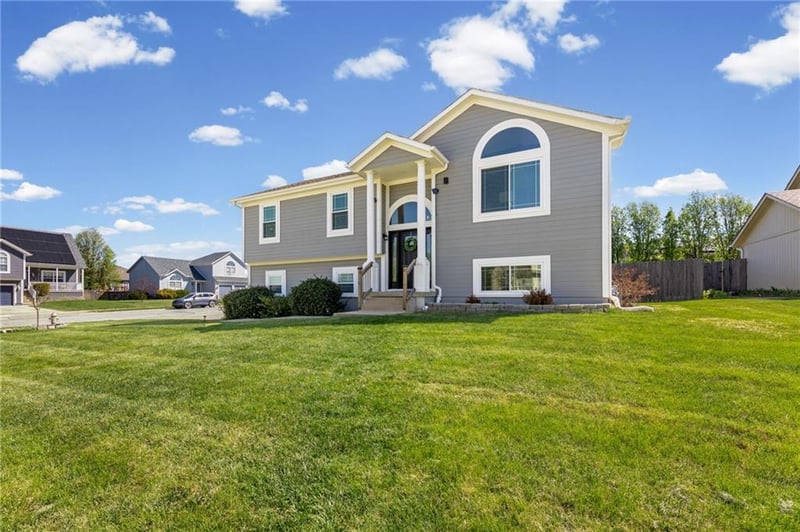 715 Madison Creek Ct, Raymore, MO 64083
