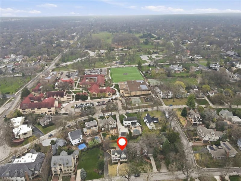 425 W 49th Ter, Kansas City, MO 64112
