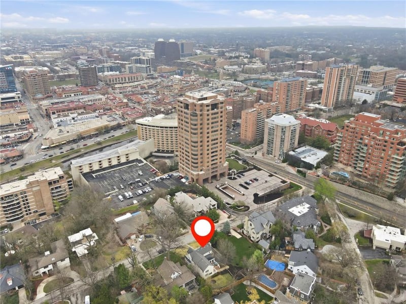 425 W 49th Ter, Kansas City, MO 64112