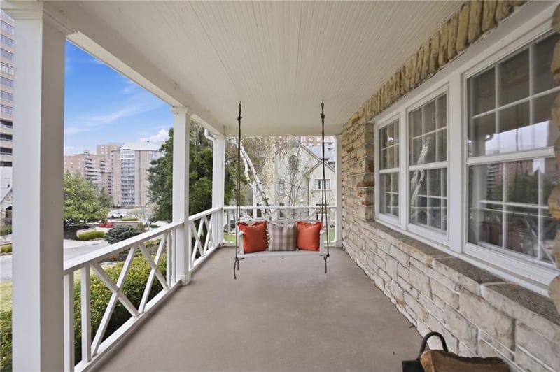 425 W 49th Ter, Kansas City, MO 64112